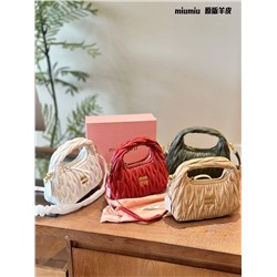 Трендовая сумка-малышка MiuMiu 👔  Реплика  Материал: овечья кожа  4 цвета  Размер: 22*11