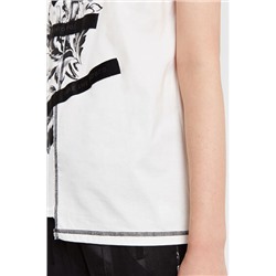 Camiseta con diseño floral y patch