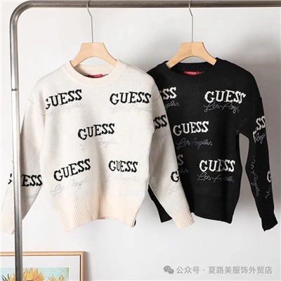 Женский теплый свитер Gues*s 🖤 с круглым вырезом горловины и спущенным плечом