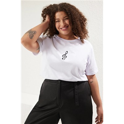 Beyaz Geniş Kalıp Nakış Detaylı Örme Büyük Beden T-Shirt TBBSS22BF00002