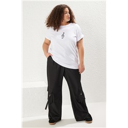 Beyaz Geniş Kalıp Nakış Detaylı Örme Büyük Beden T-Shirt TBBSS22BF00002