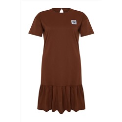 Kahverengi Eteği Fırfırlı Etiket Detaylı %100 Pamuk Örme Büyük Beden T-shirt Elbise TBBSS24AH00171