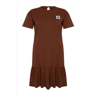 Kahverengi Eteği Fırfırlı Etiket Detaylı %100 Pamuk Örme Büyük Beden T-shirt Elbise TBBSS24AH00171