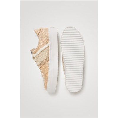 Zapatilla de fibras naturales