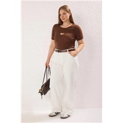 Kahverengi Slim Kalpli Cut-Out Detaylı Fitilli %100 Pamuk Örme Büyük Beden T-shirt TBBSS24BF00006