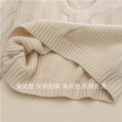 Женский пуловер с красивыми объемными  косами  MANG*O