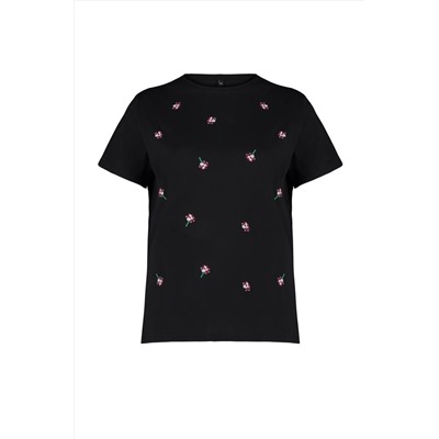 Siyah Boyfriend Çiçek Nakış Detaylı %100 Pamuk Örme Büyük Beden T-shirt TBBSS24BF00029