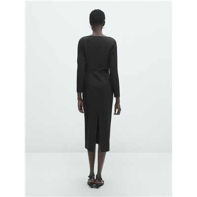 Vestido midi negro frunce lateral