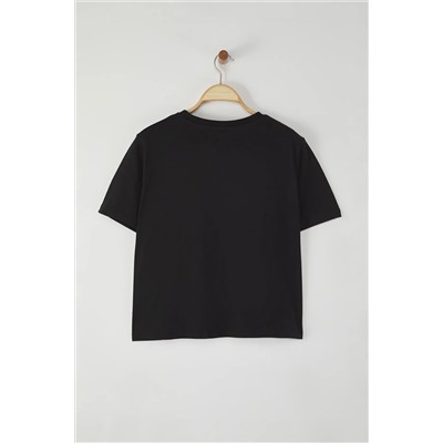 Siyah Bisiklet Yaka Nakışlı Crop Örme Büyük beden T-shirt TBBSS25BF00015