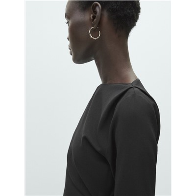 Vestido midi negro frunce lateral