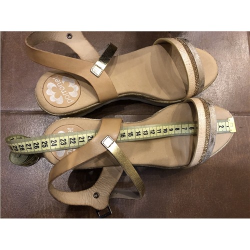 Sandalia De Piel Efecto Crapeado Camel Y Dorado Cuña: 6,5 cm