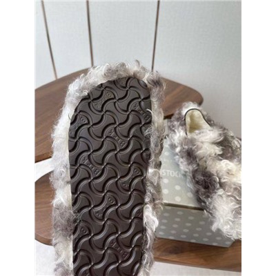 Очень необычная модель, но сейчас такие супер модные 🔝  Birkenstoc*k