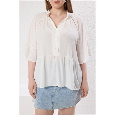 Beyaz Kısa Kol Peplum Dokulu Dokuma Büyük Beden Gömlek TBBSS25AF00044