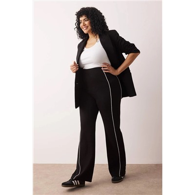 Siyah Straight Fit Beyaz Biye Detaylı Örme Krep Büyük Beden Pantolon TBBAW26AR00005