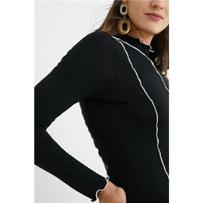 Camiseta slim ribetes