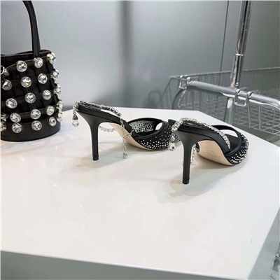 Более открытый вариант босоножек Jimmy Choo   Коллекция: Весна-Лето’24   Материалы: сетка инкрустированная кристаллами Swarovski, стелька из овечьей кожи Высота каблука: 9,5 см