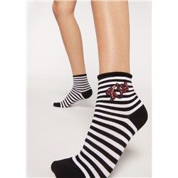 Kurze Sportsocken mit seitlicher Applikation