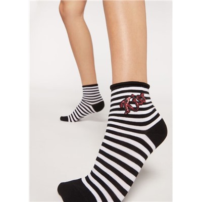 Kurze Sportsocken mit seitlicher Applikation