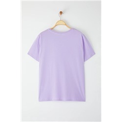 Açık Mor Boyfriend Fiyonk Nakış Detaylı %100 Pamuk Örme Büyük Beden T-shirt TBBSS24BF00029