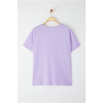 Açık Mor Boyfriend Fiyonk Nakış Detaylı %100 Pamuk Örme Büyük Beden T-shirt TBBSS24BF00029