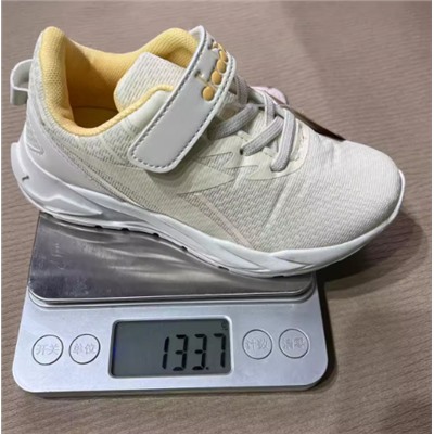 Спортивные кроссовки