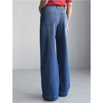 Джинсы трубы с декоративной стиркой из эластичного денима средней плотности