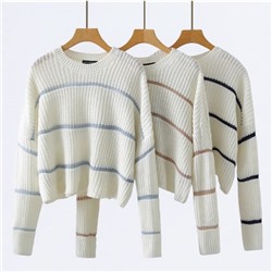 Модный и универсальный свитер с контрастными полосками
