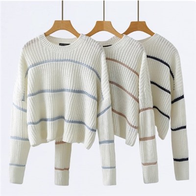 Модный и универсальный свитер с контрастными полосками
