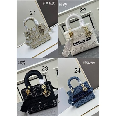 Небольшая сумка с вышивкой и широким плечевым ремнем  Lady D Christia*n Dio*r