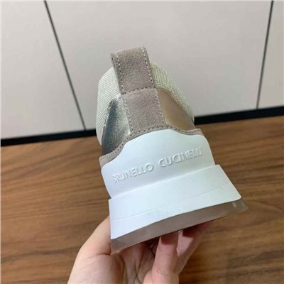 Брунелл* Кучинелл*】повседневные кроссовки. Верх выполнен из импортной воловьей и воловьей кожи. Аксессуары-цепочки из бисера ручной работы! Внутренняя набивка из саржевого хлопка высокой плотности и оригинальная формованная подошва!