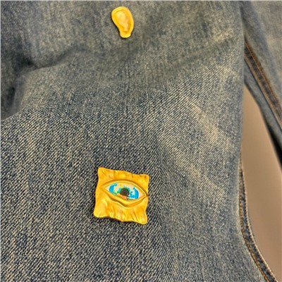 Женские стильные джинсы украшенные золотыми пуговицами особой формы  Schiaparell*i