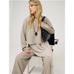 Бежевая блузка с шелковой юбкой