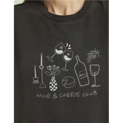 Пуловер с круглым вырезом, спущенными плечами и свободным кроем.