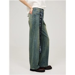 Синие зауженные джинсы с платком