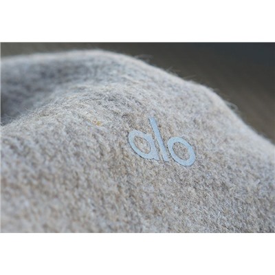 Легкая вязаная шапка унисекс со светоотражающей наклейкой логотипа бренда  AL*O