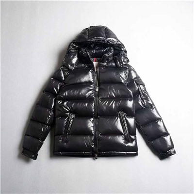 Теплая зимняя куртка пуховик Moncle*r с глянцевой поверхностью