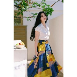 Женский комплект из льняной рубашки и яркой юбки