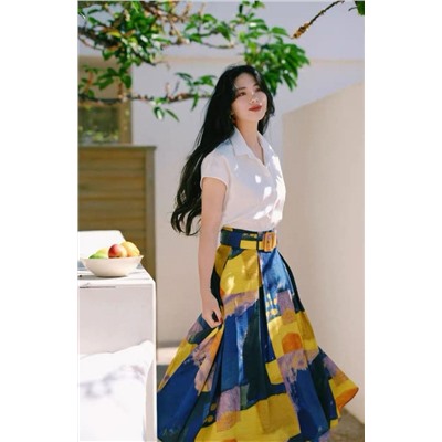 Женский комплект из льняной рубашки и яркой юбки