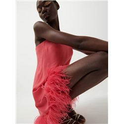 Платье с искусственными перьями по подолу