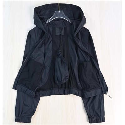 Куртка с капюшоном в спортивном стиле для отдыха на открытом воздухе