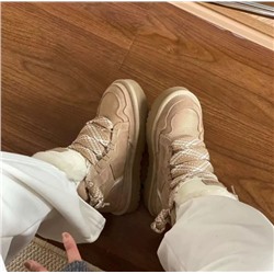 Женские ботинки на плоской подошве с круглым носком и шнуровкой.