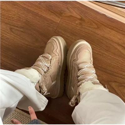 Женские ботинки на плоской подошве с круглым носком и шнуровкой.