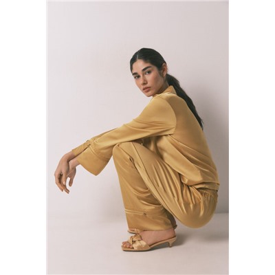 Pijama camisero largo satén mostaza