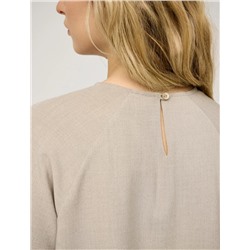 Бежевая блузка с шелковой юбкой