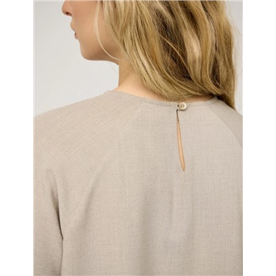 Бежевая блузка с шелковой юбкой