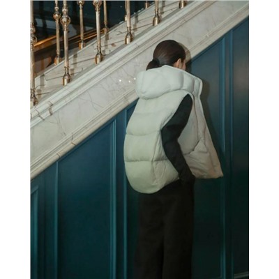 Женский толстый и пушистый жилет из белого утиного пуха с капюшоном