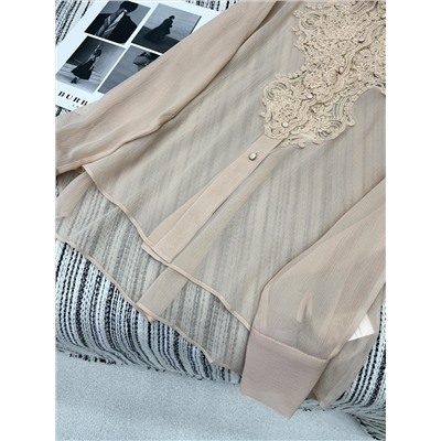 качество люкс  Ermanno scervin*｜King of Lace 2025, новое поступление, шелковая рубашка с кружевной вышивкой и острым воротником Индивидуальный материал YB из 100% тутового шелка с гладкой текстурой, комфортной и питательной кожей, а также благородным дизайном рубашки с заниженными плечами и острыми лацканами, который модифицирует фигуру, делает вас мягким и элегантным и имеет тяжелую водорастворимую вышивку. Распространение на большой площади в области декольте, плеч, шеи и передней части. Вырисовывающаяся текстура прозрачной основной ткани делает его еще более сексуальным. Великолепное, большое боди, однотонное, универсальное, легко сочетается, классический стиль, многослойное. для создания эффекта юбки, более модные способы игры, легко адаптируется к другим вещам