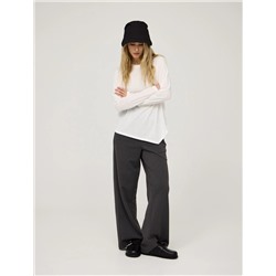 Белый джемпер с асимметричным низом