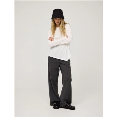 Белый джемпер с асимметричным низом