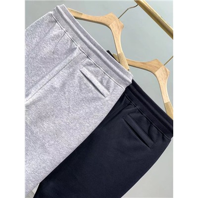 Осенние мужские модные простые повседневные эластичные быстросохнущие брюки Lululemon, прямые брюки трехмерного кроя 3D, гладкие и стильные. Эластичный пояс + шнурок удобен в ношении и не соскальзывает, обеспечивая полное ощущение безопасности. Карманы на молнии с обеих сторон брюк удобны для хранения и чрезвычайно безопасны! Светоотражающий логотип на изгибе задней ножки прост, элегантен и легко узнаваем. Ткани, изготовленные на заказ заказчиками, имеют хорошую текстуру. Эти два цвета очень универсальны, они незаменимы для повседневного спорта, и их не так-то легко носить~